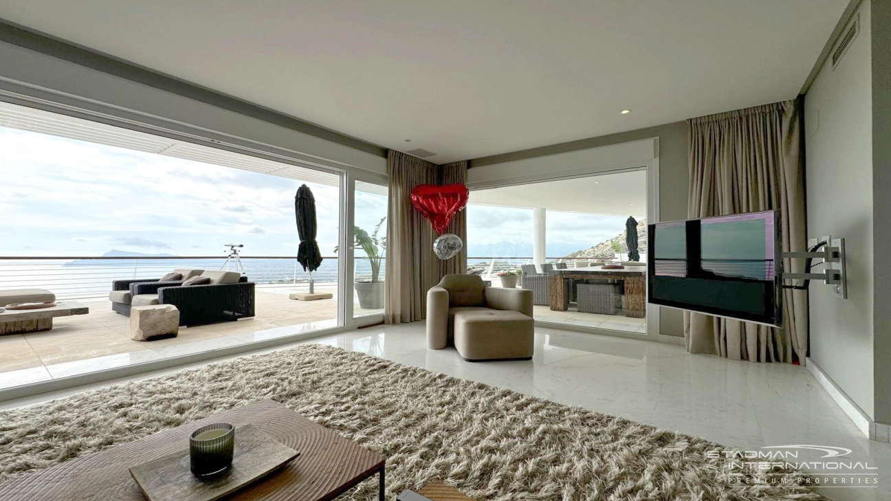 Exceptional Corner Apartment with Panoramic Sea Views