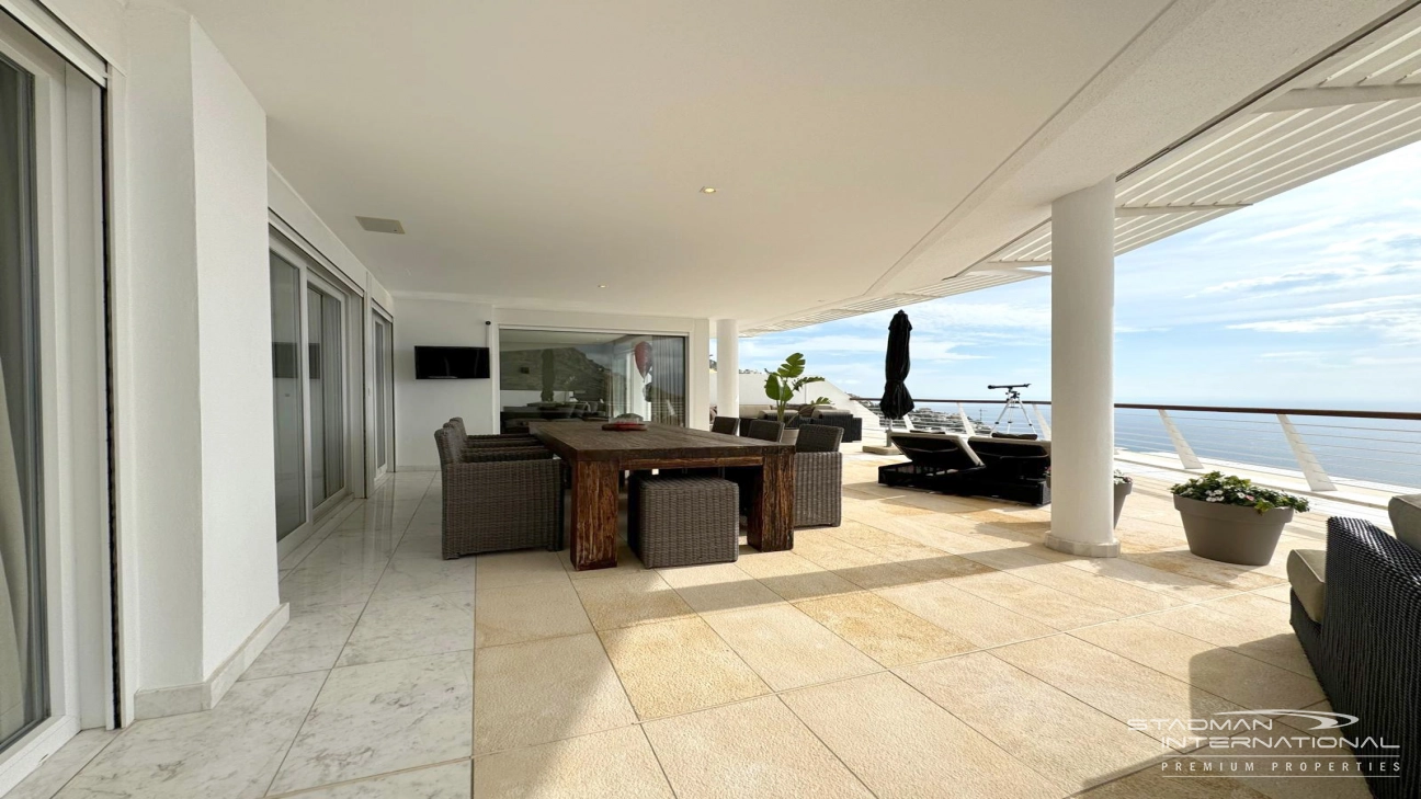 Exceptional Corner Apartment with Panoramic Sea Views