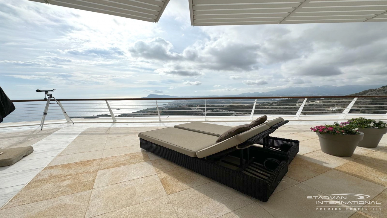 Exceptional Corner Apartment with Panoramic Sea Views