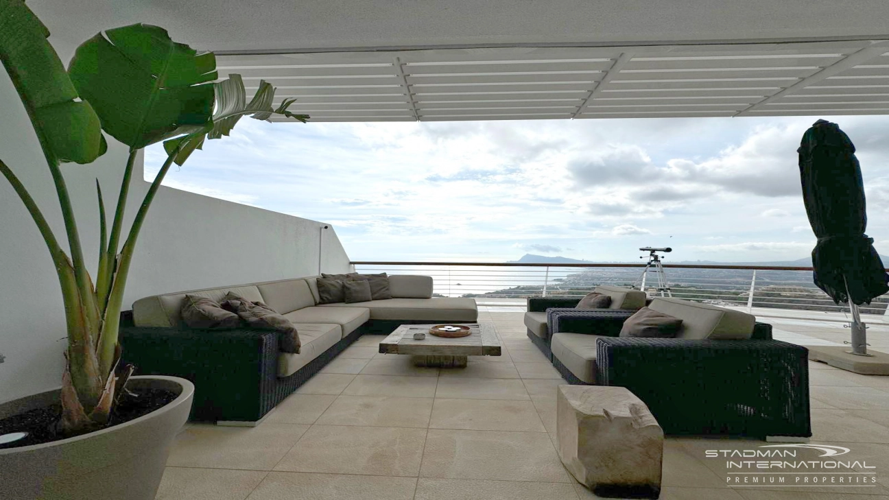 Exceptional Corner Apartment with Panoramic Sea Views