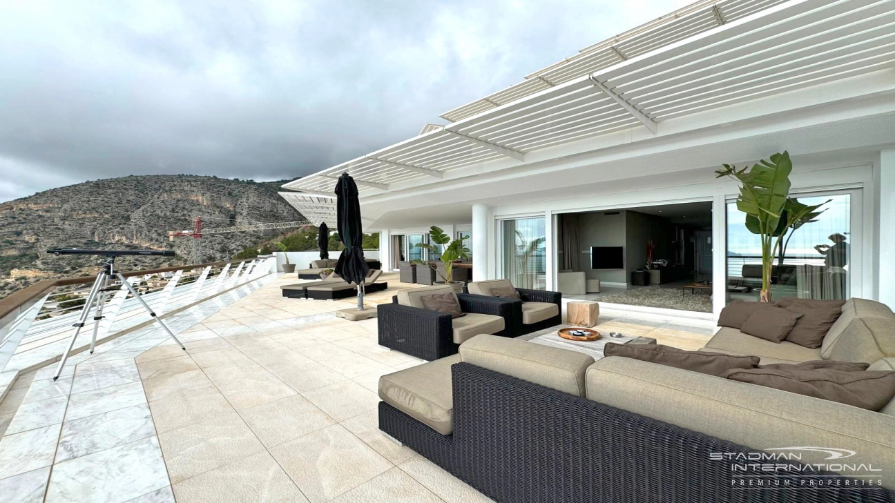 Exceptional Corner Apartment with Panoramic Sea Views