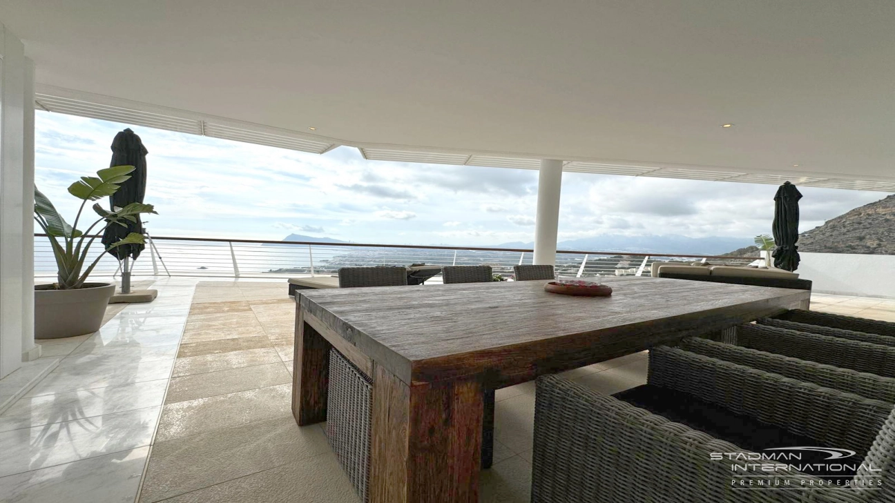 Exceptional Corner Apartment with Panoramic Sea Views