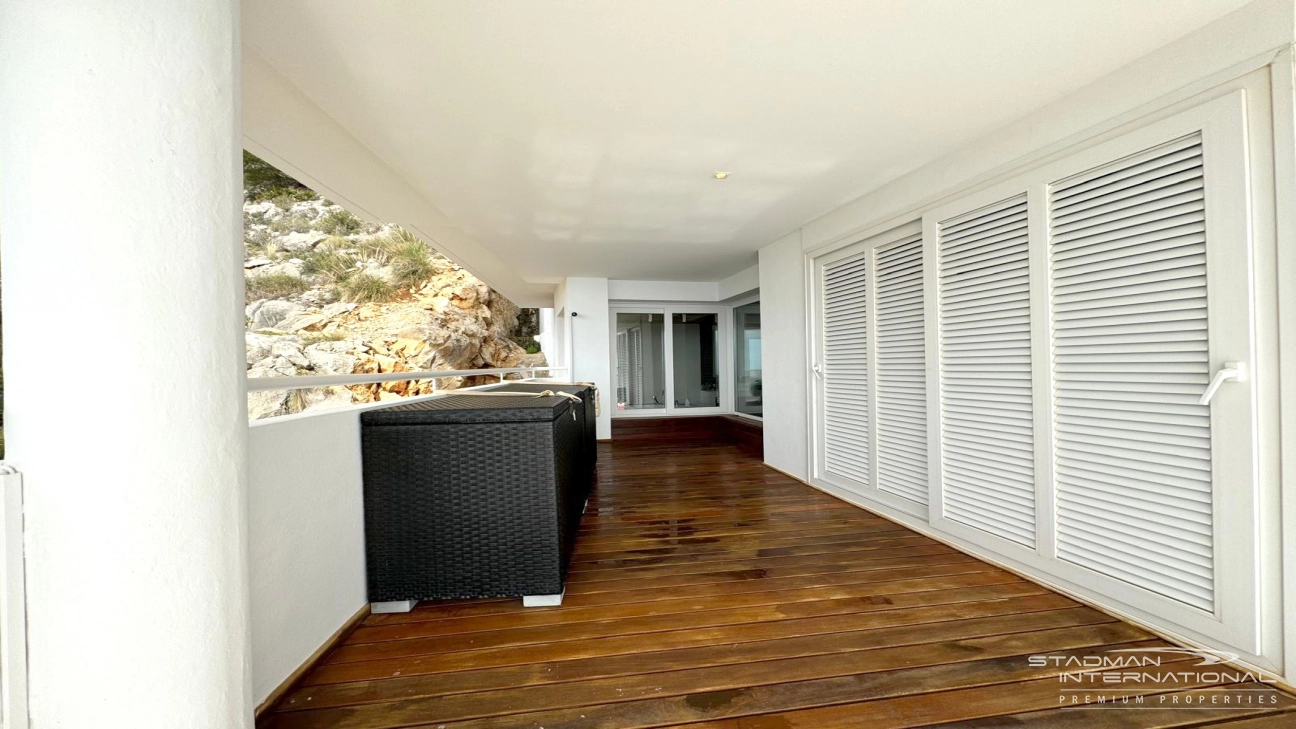 Exceptional Corner Apartment with Panoramic Sea Views