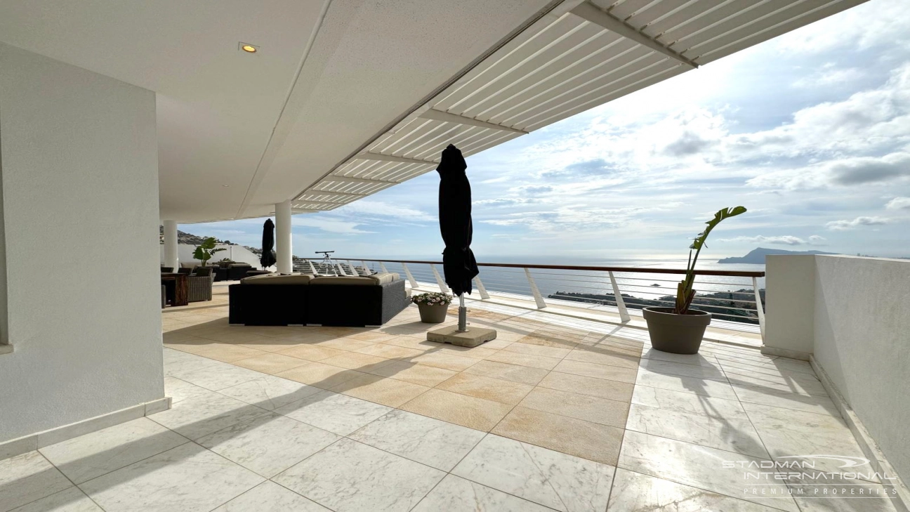 Exceptional Corner Apartment with Panoramic Sea Views