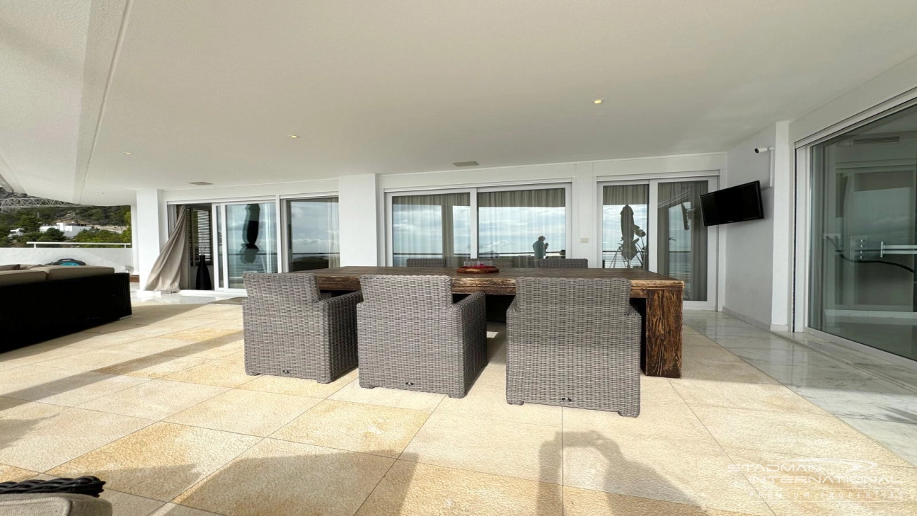Exceptional Corner Apartment with Panoramic Sea Views
