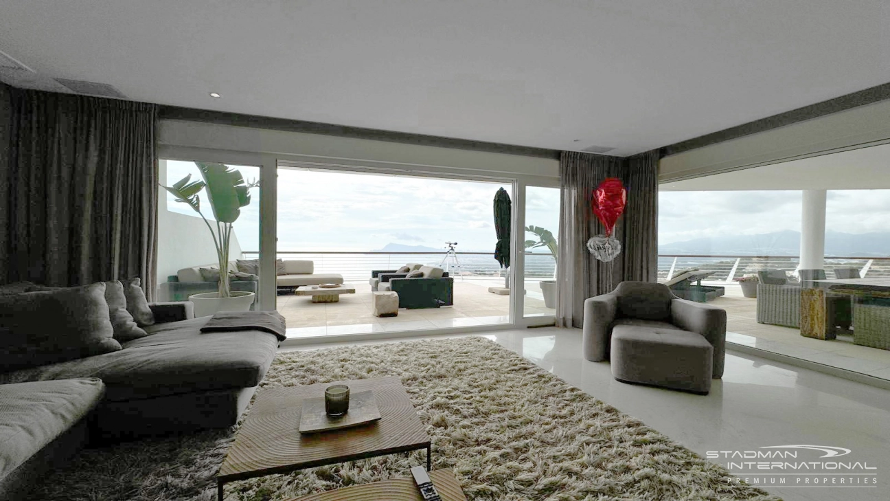 Exceptional Corner Apartment with Panoramic Sea Views
