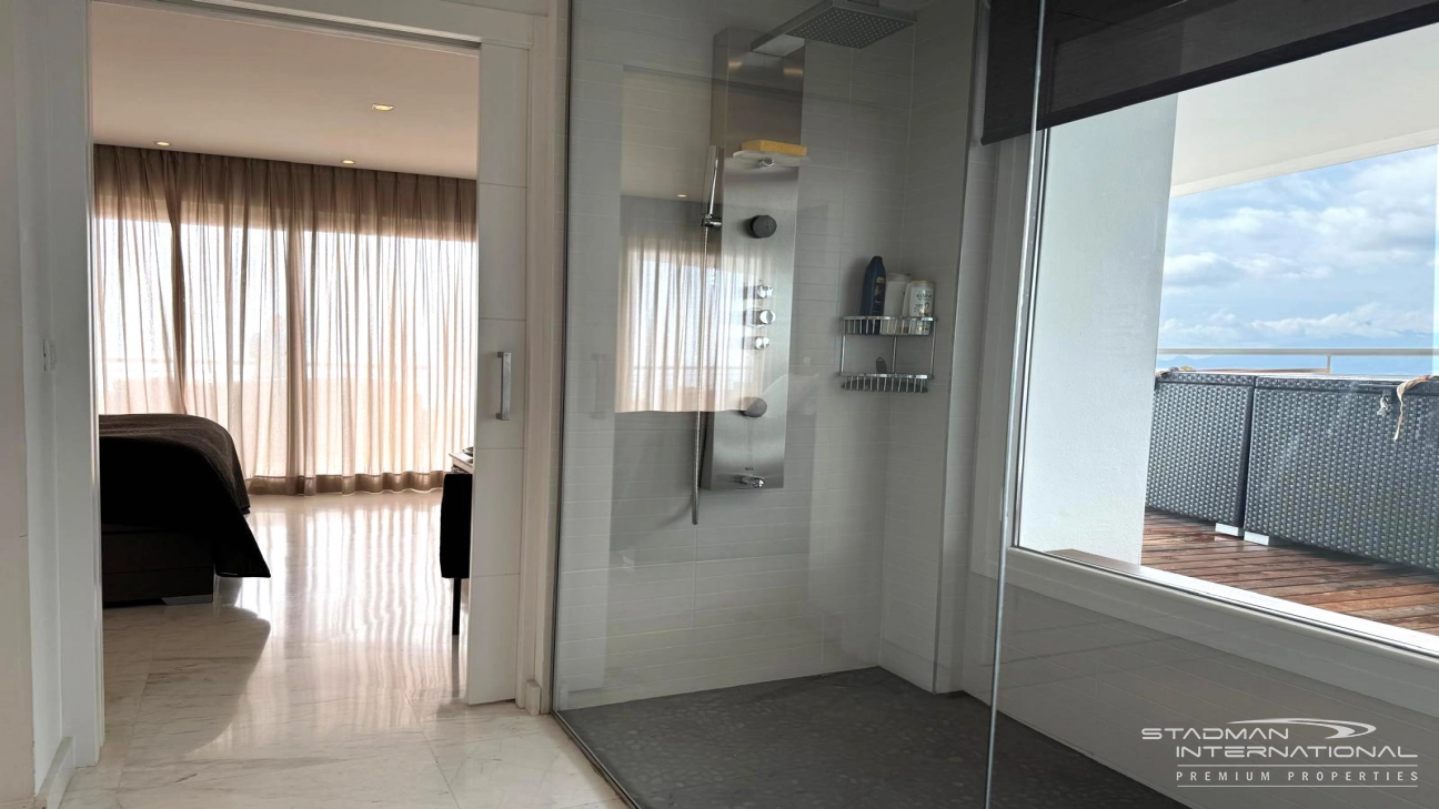 Exceptional Corner Apartment with Panoramic Sea Views