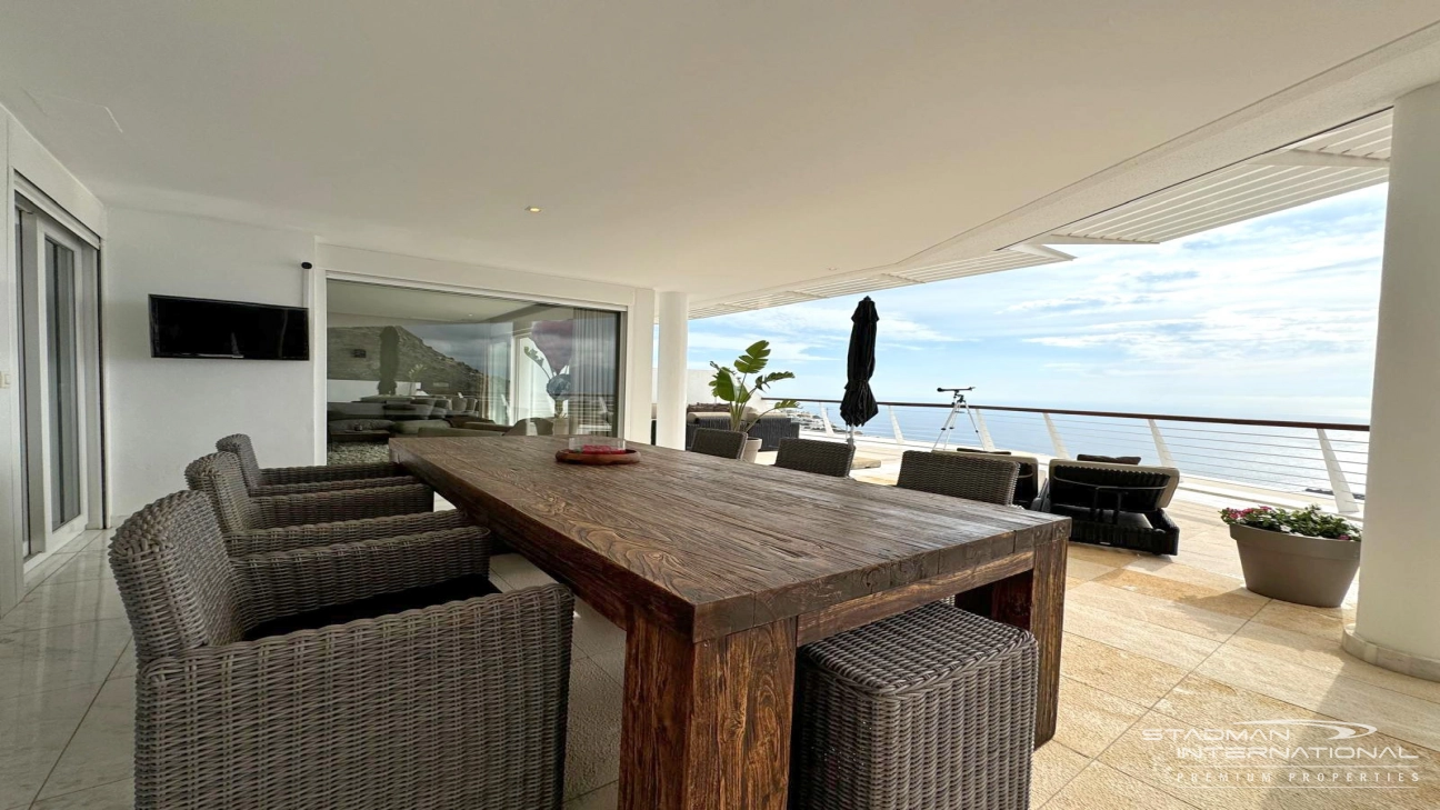 Exceptional Corner Apartment with Panoramic Sea Views