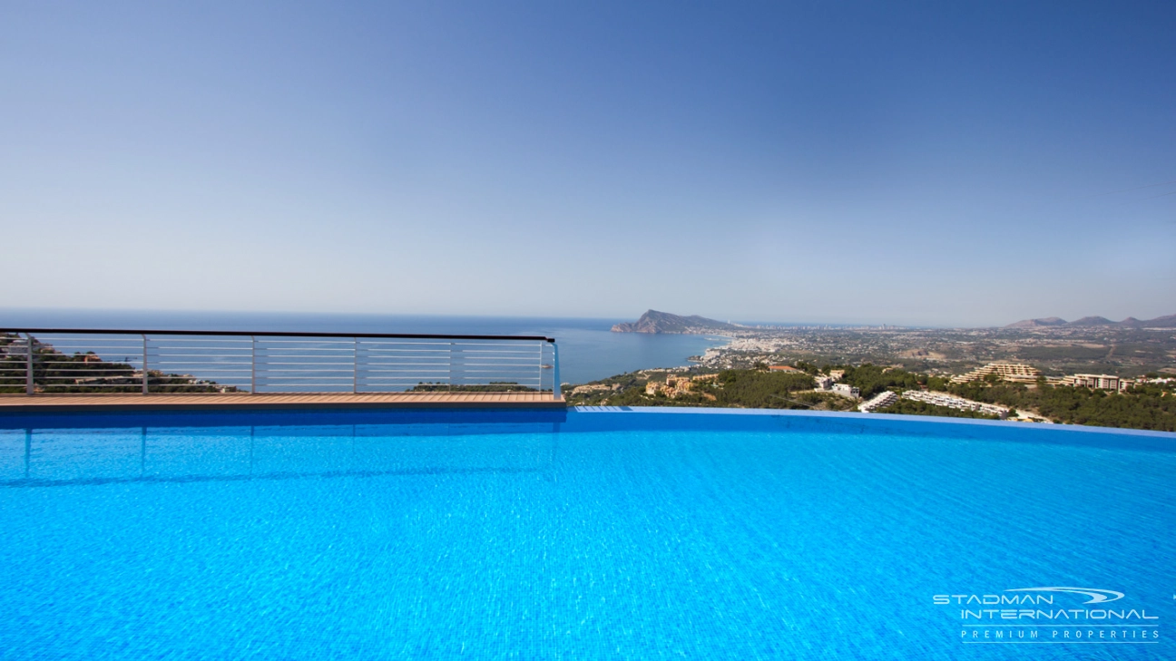 Exceptional Corner Apartment with Panoramic Sea Views