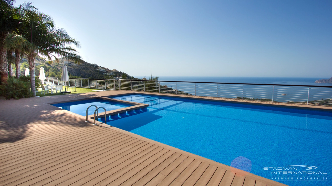 Exceptional Corner Apartment with Panoramic Sea Views