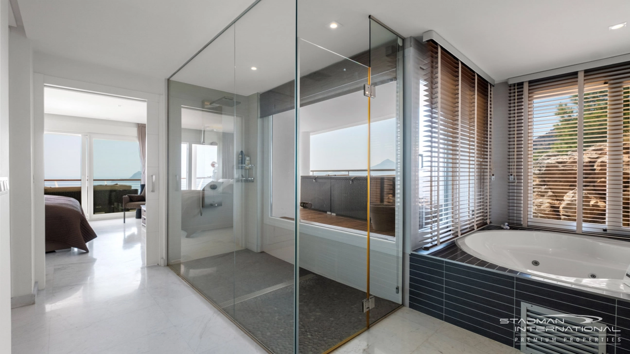 Exceptional Corner Apartment with Panoramic Sea Views