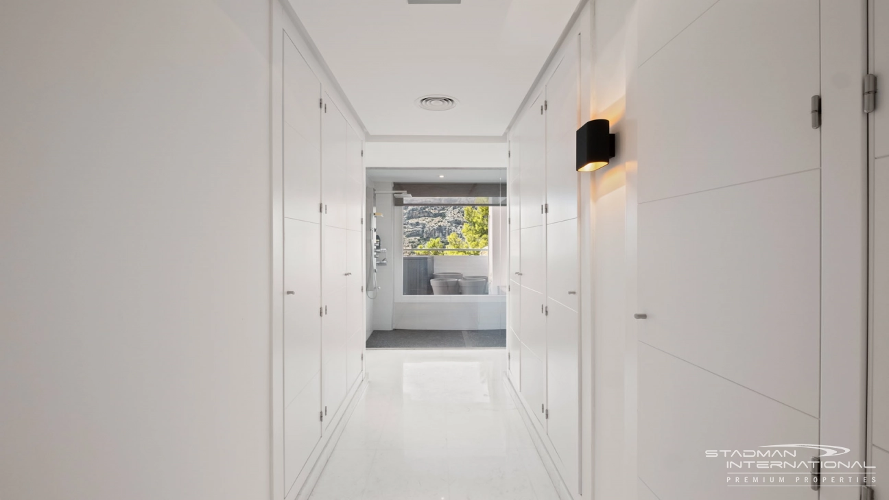 Exceptional Corner Apartment with Panoramic Sea Views