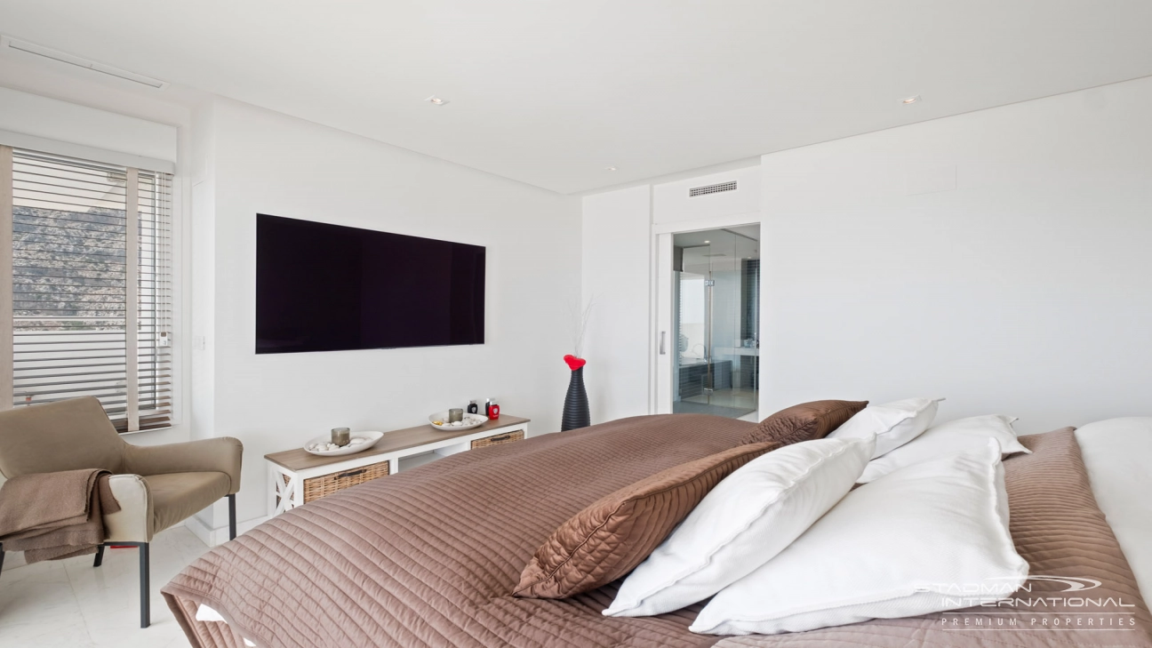 Exceptional Corner Apartment with Panoramic Sea Views