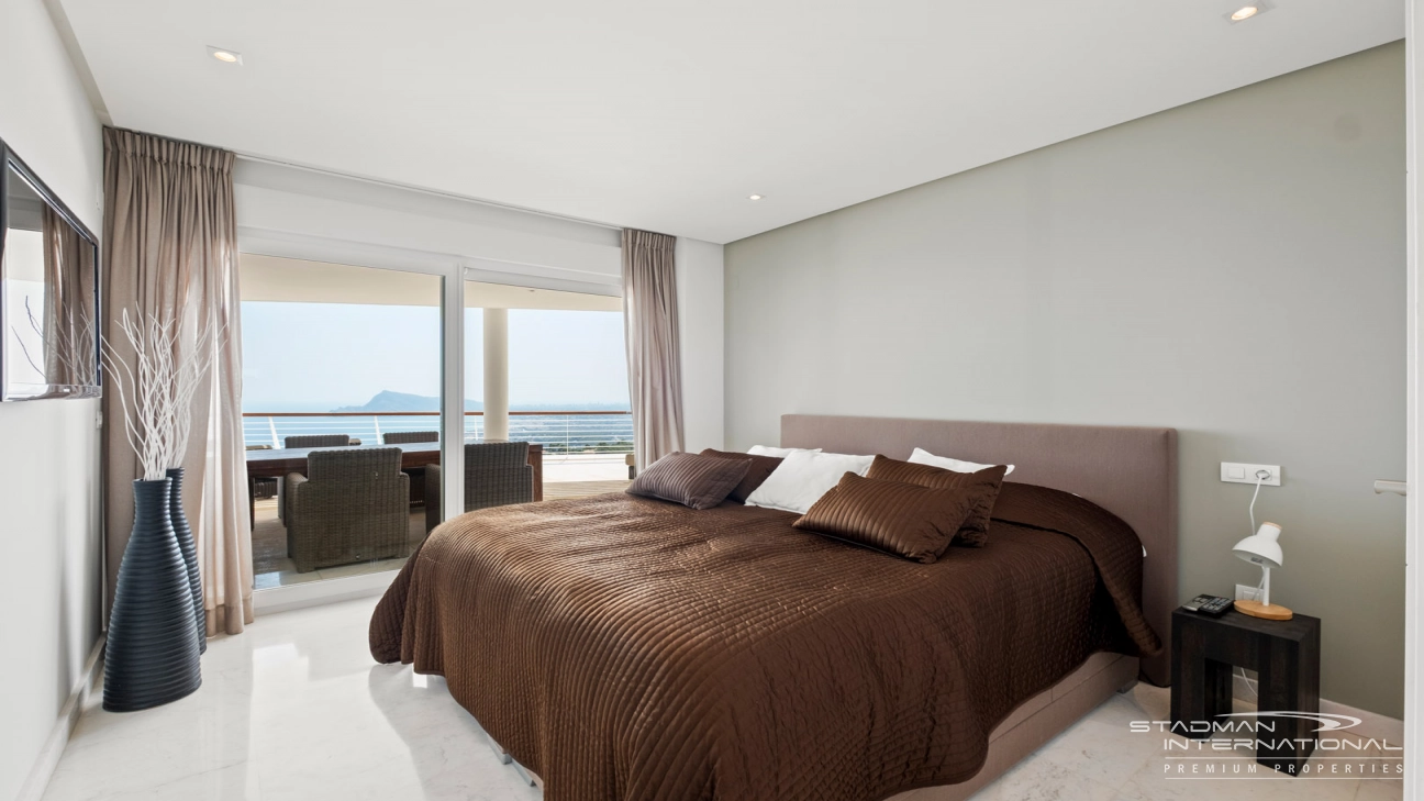 Exceptional Corner Apartment with Panoramic Sea Views