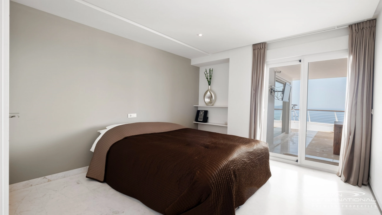 Exceptional Corner Apartment with Panoramic Sea Views