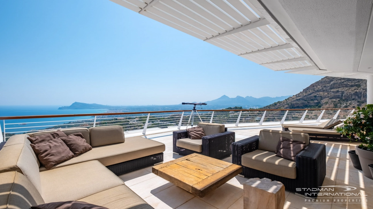 Exceptional Corner Apartment with Panoramic Sea Views