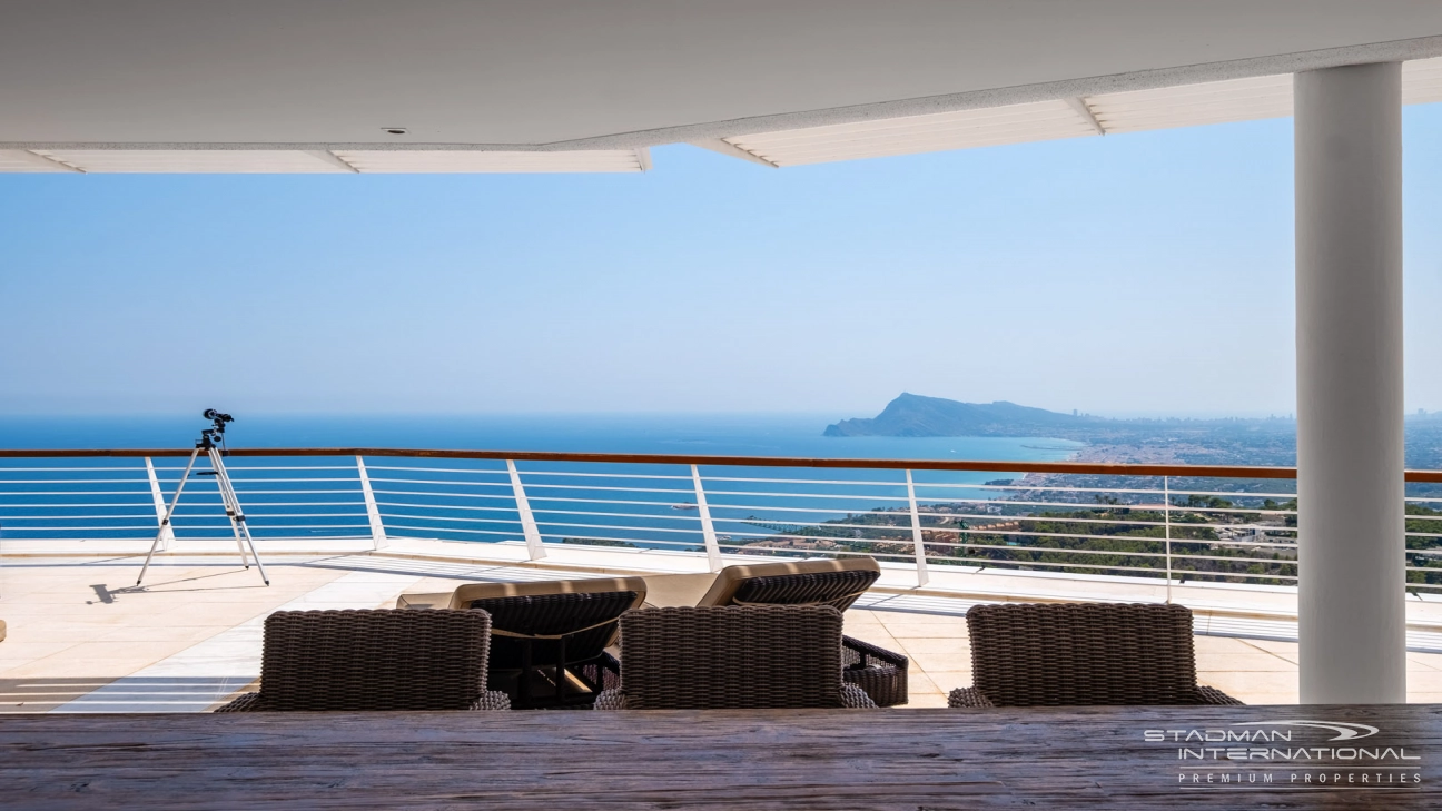 Exceptional Corner Apartment with Panoramic Sea Views