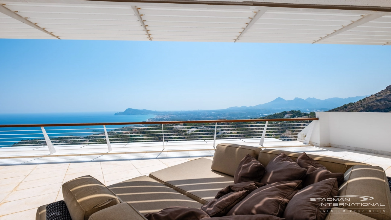 Exceptional Corner Apartment with Panoramic Sea Views