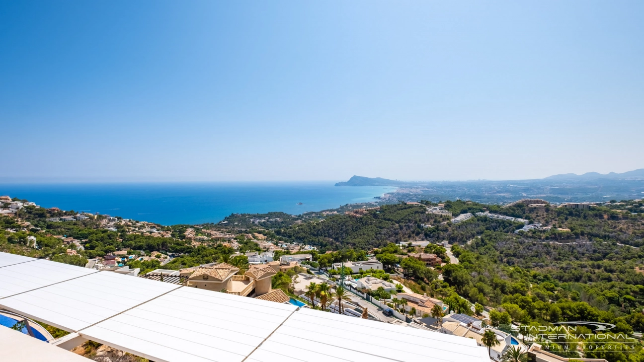 Exceptional Corner Apartment with Panoramic Sea Views