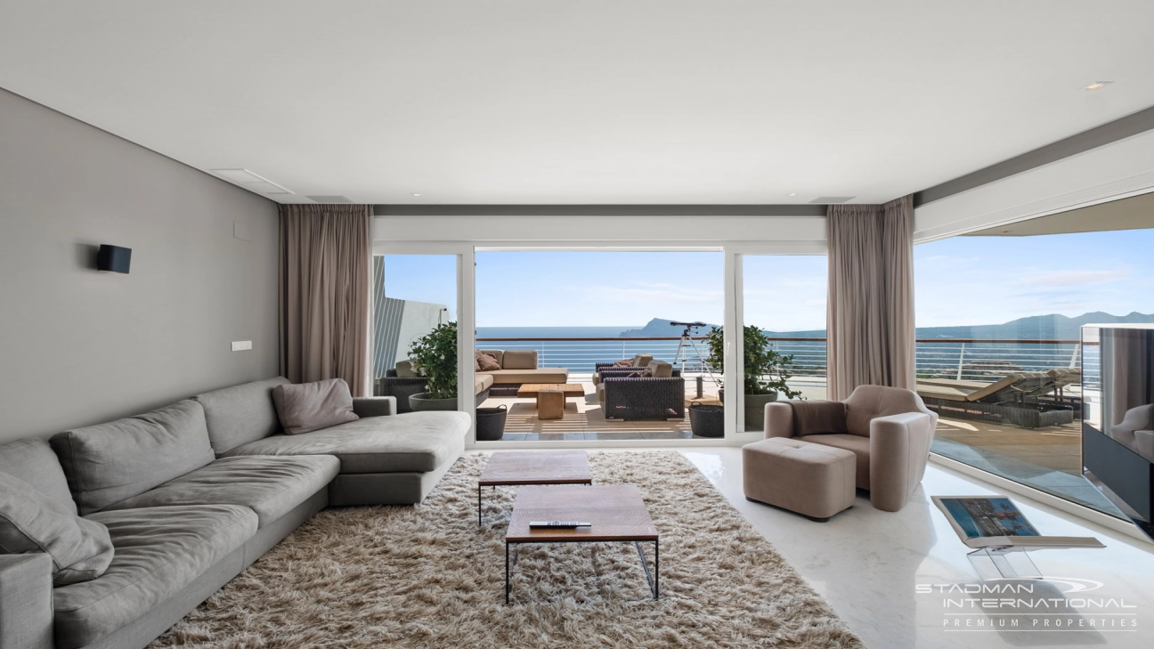 Exceptional Corner Apartment with Panoramic Sea Views