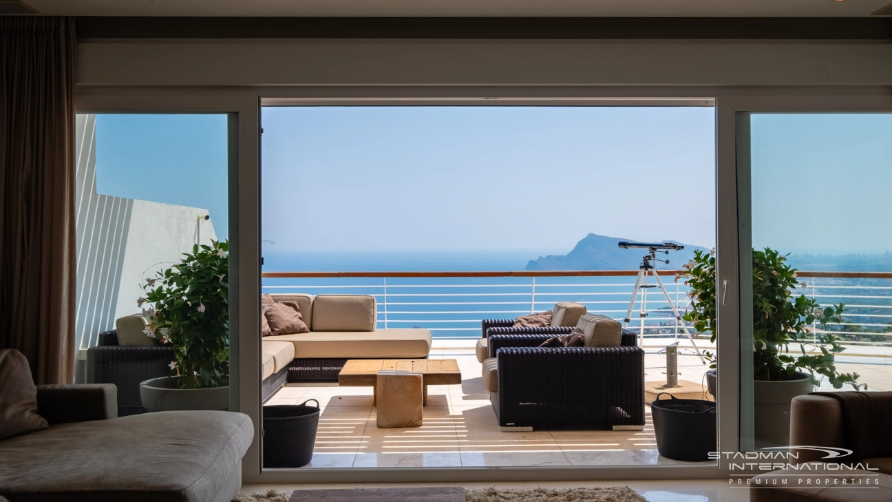 Exceptional Corner Apartment with Panoramic Sea Views