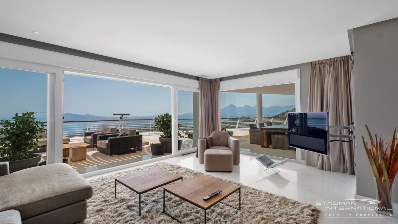 Exceptional Corner Apartment with Panoramic Sea Views