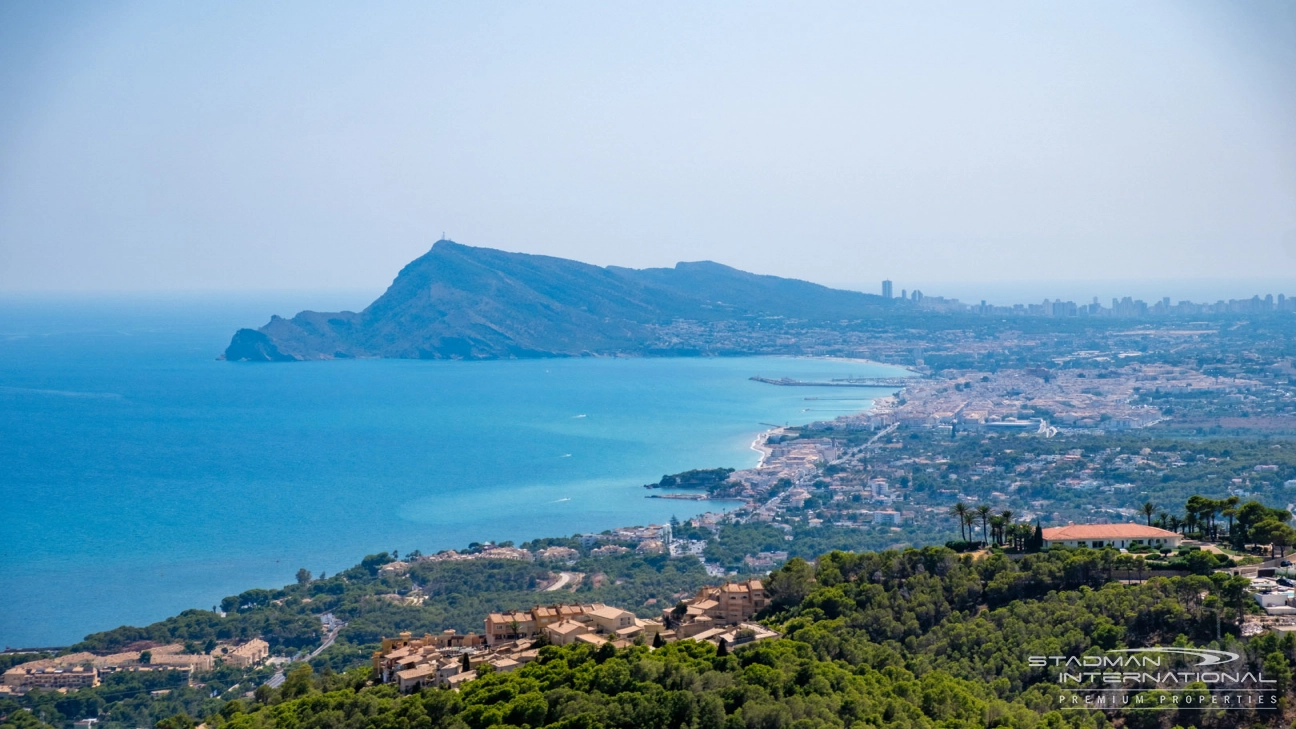 Exceptional Corner Apartment with Panoramic Sea Views
