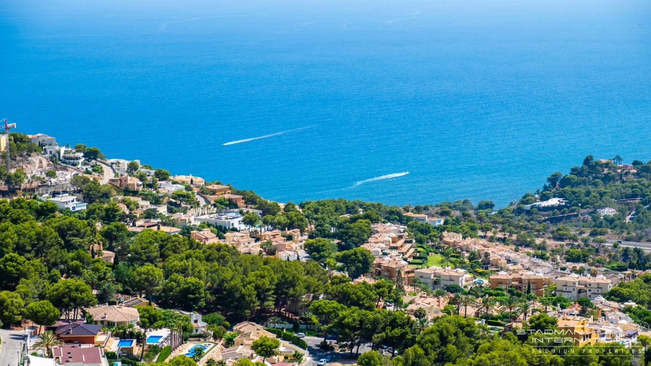 Exceptional Corner Apartment with Panoramic Sea Views