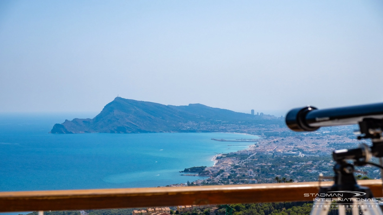 Exceptional Corner Apartment with Panoramic Sea Views