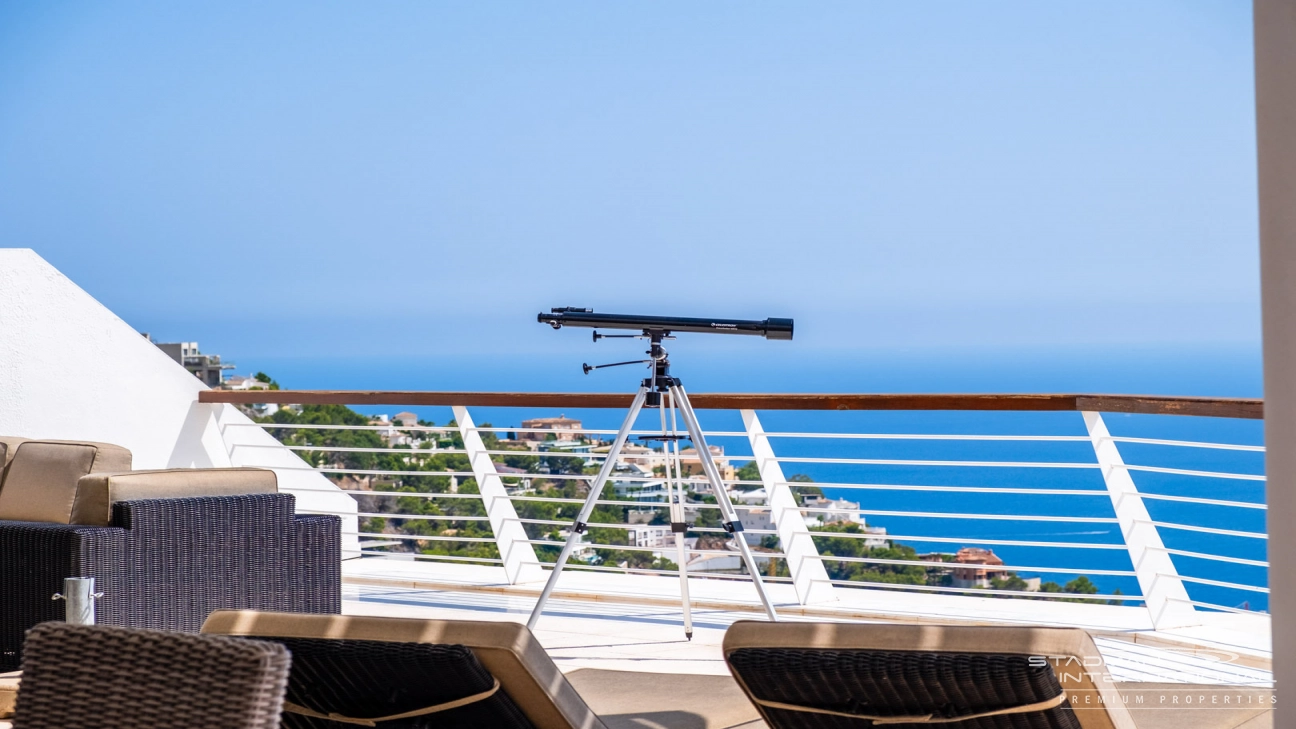Exceptional Corner Apartment with Panoramic Sea Views