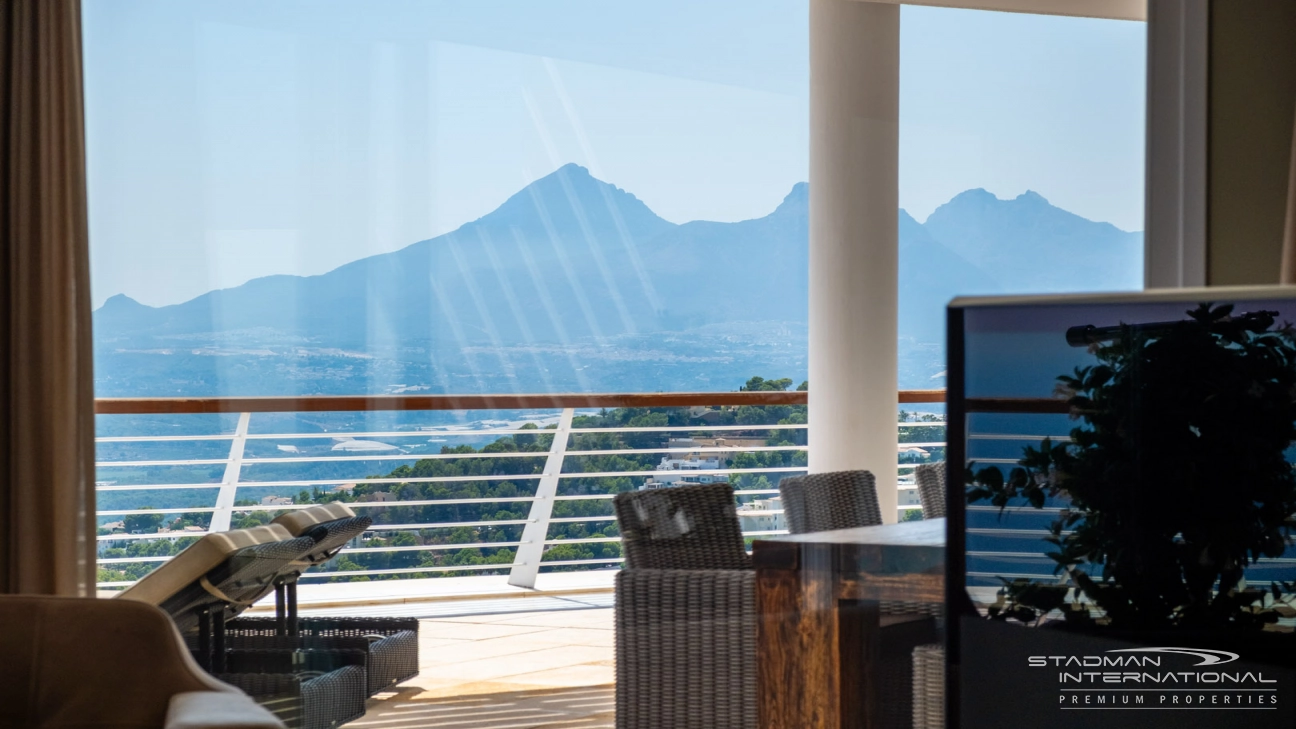 Exceptional Corner Apartment with Panoramic Sea Views