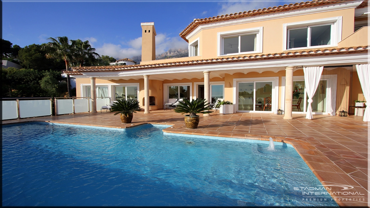 Elegante Villa met Prachtig zicht en Privé Toegang tot Don Cayo Golf