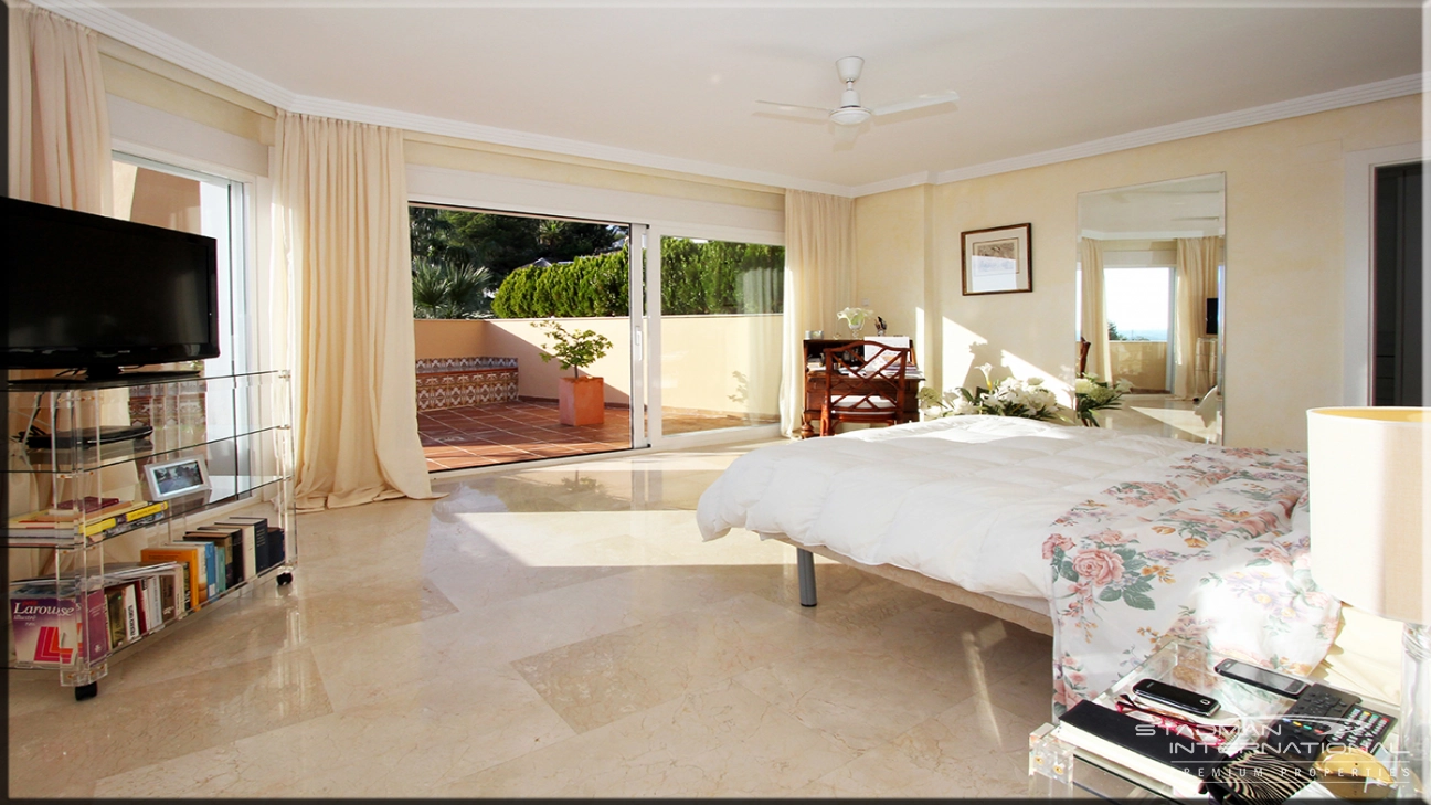 Elegante Villa met Prachtig Zeezicht en Privé Toegang tot Don Cayo Golf