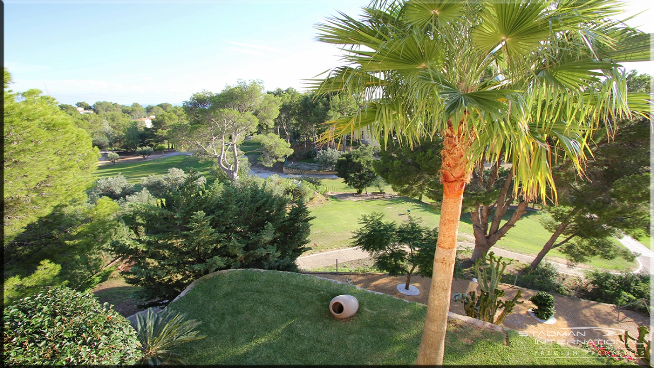 Elegant Villa med Fantastisk Sjøutsikt og Privat Tilgang til Don Cayo Golf