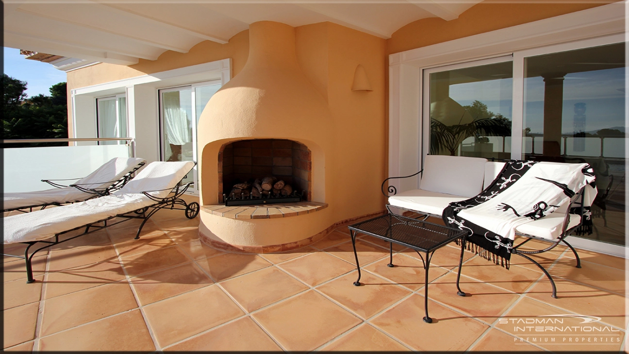 Elegante Villa con Vistas al Mar Aturdidoras y con un Acceso Privado al Golf de Don Cayo 

