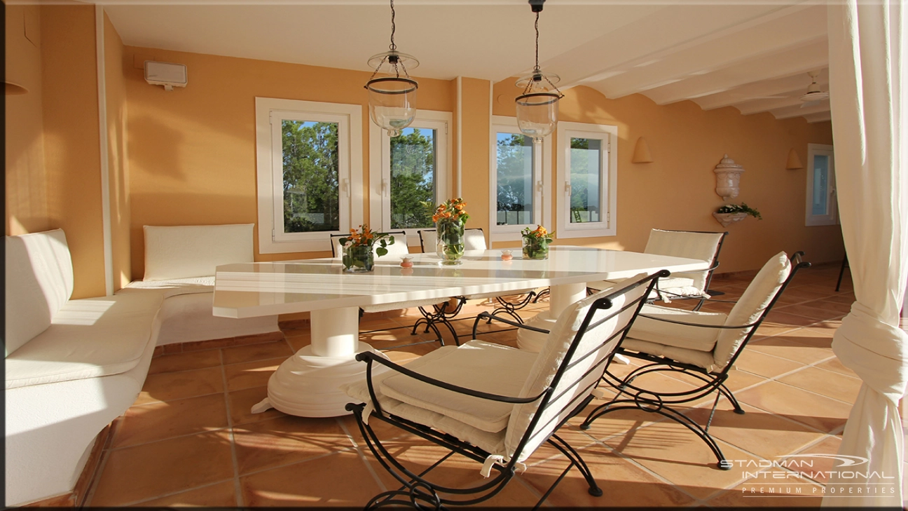 Elegant Villa med Fantastisk Sjøutsikt og Privat Tilgang til Don Cayo Golf