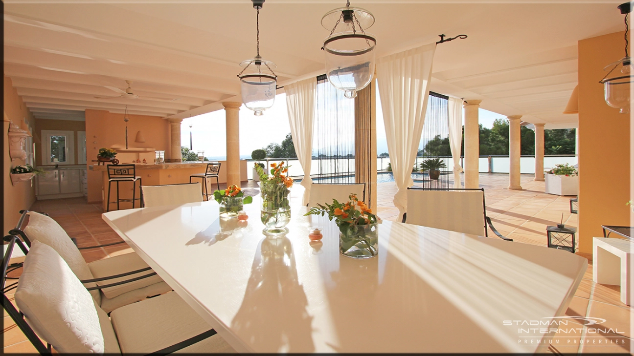 Elegante Villa met Prachtig Zeezicht en Privé Toegang tot Don Cayo Golf