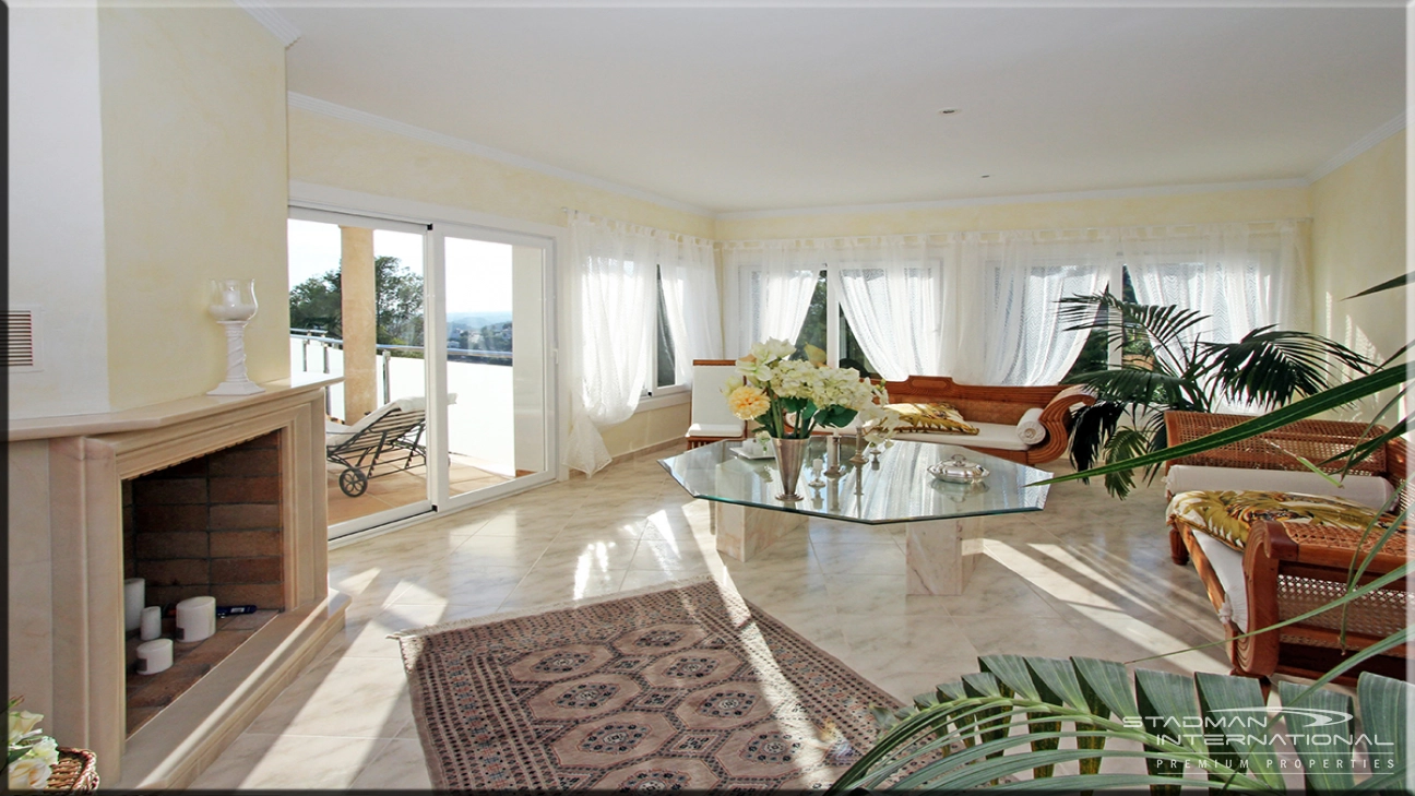 Elegante Villa con Vistas al Mar Aturdidoras y con un Acceso Privado al Golf de Don Cayo 

