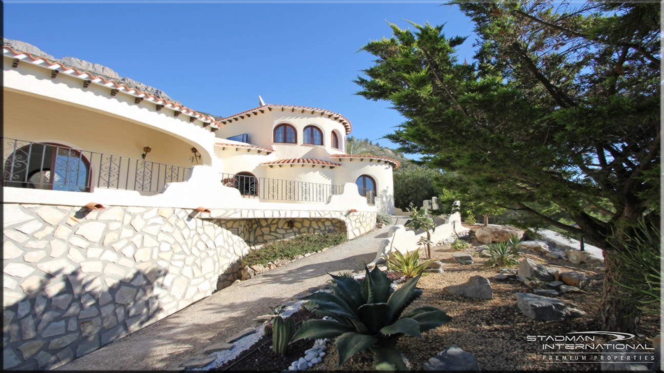 Tolle Villa im maurischen Stil mit modernem Interieur und einem großen Grundstück mit Privatsphäre

