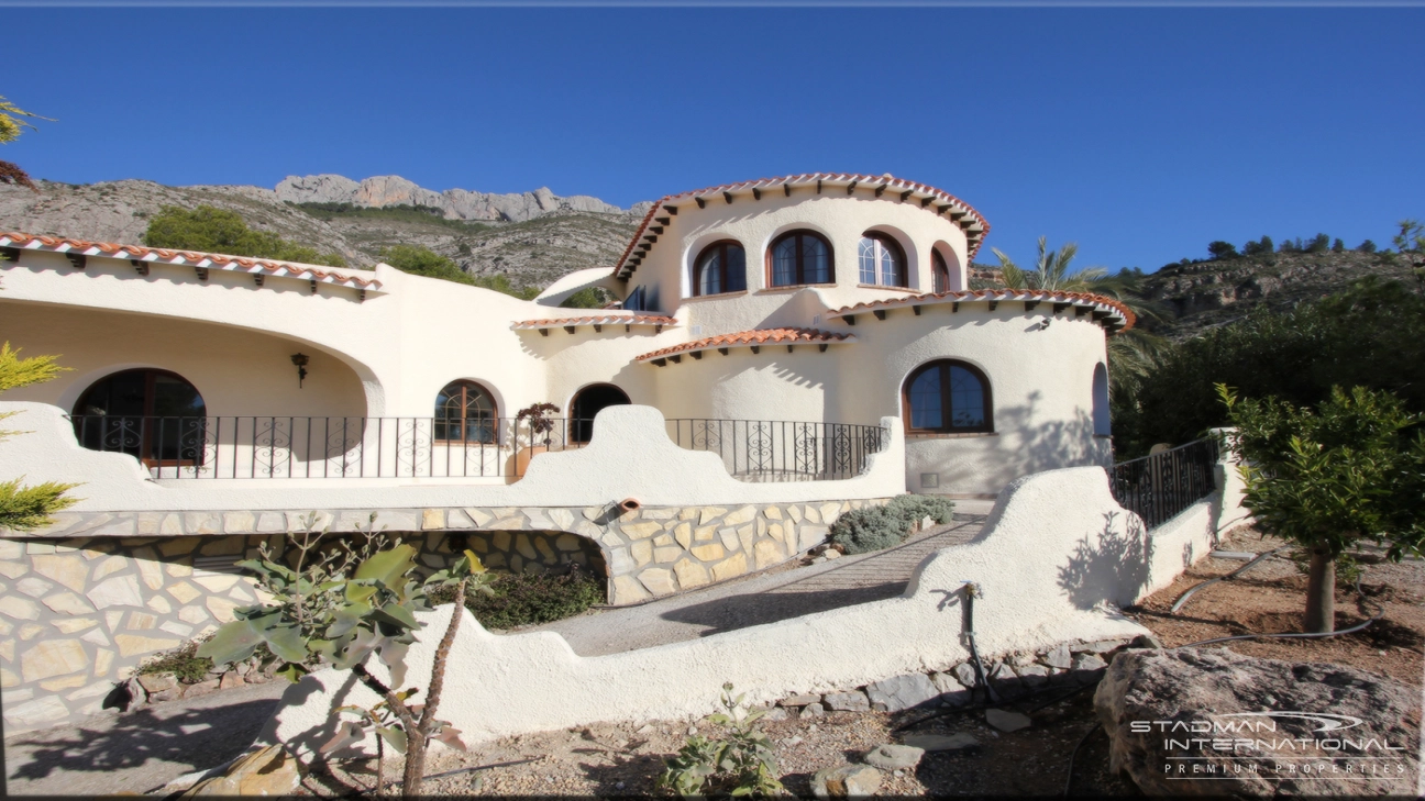 Prachtige Villa in Moorse stijl met een Modern Interieur en een Groot Kavel