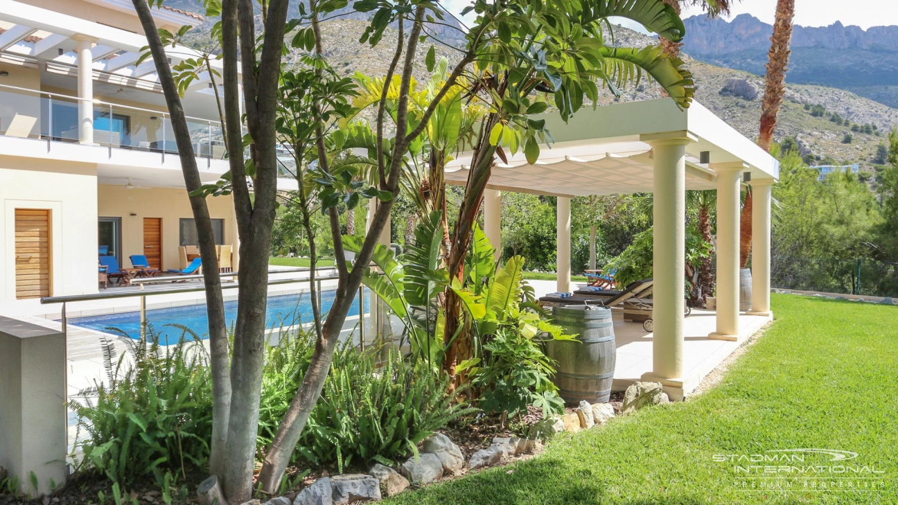Kwaliteitsvolle Villa op een Ruim kavel met prachtig zicht in Altea La Vella