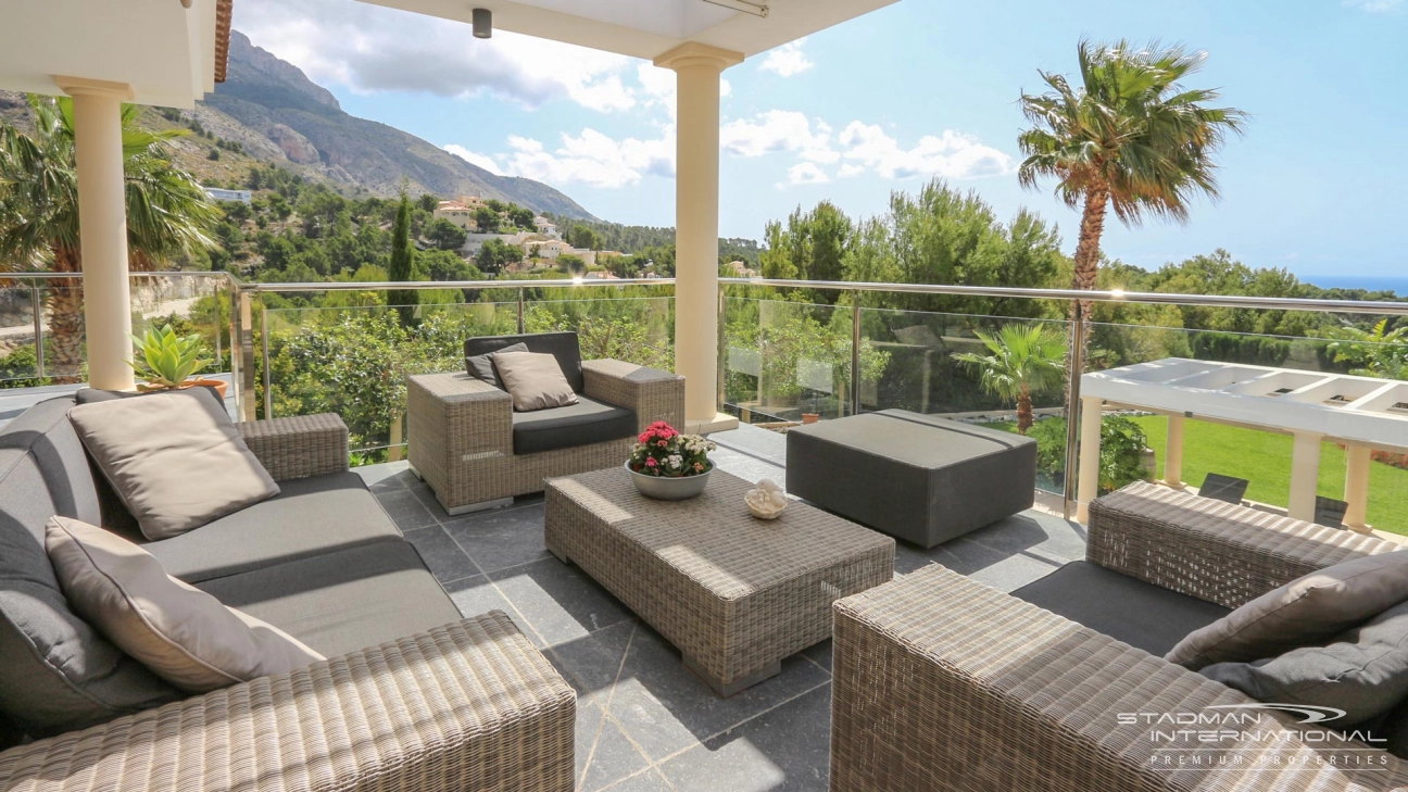 Top quality Family Villa with Large Garden and excellent views in Altea La Vella