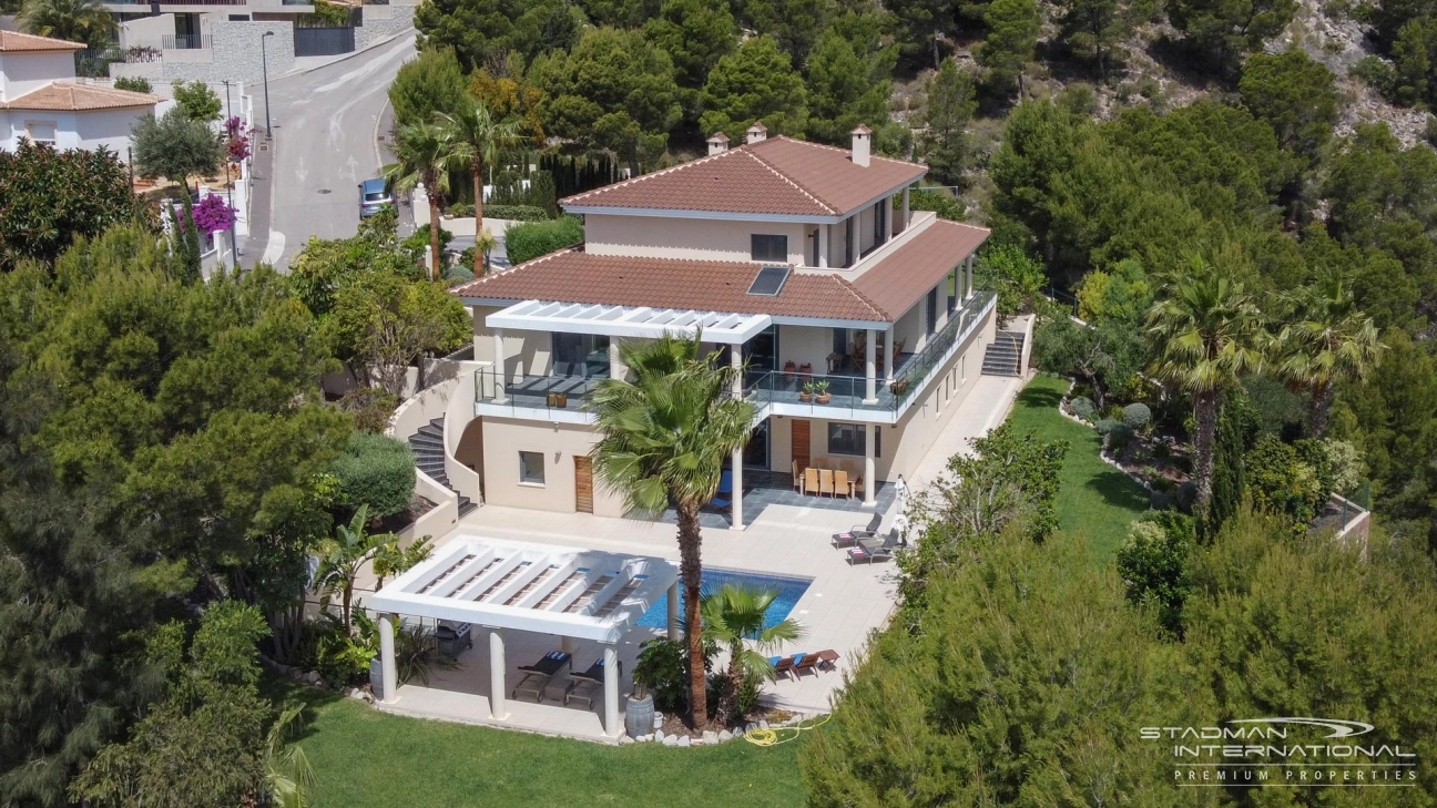 Kwaliteitsvolle Villa op een Ruim kavel met prachtig zicht in Altea La Vella