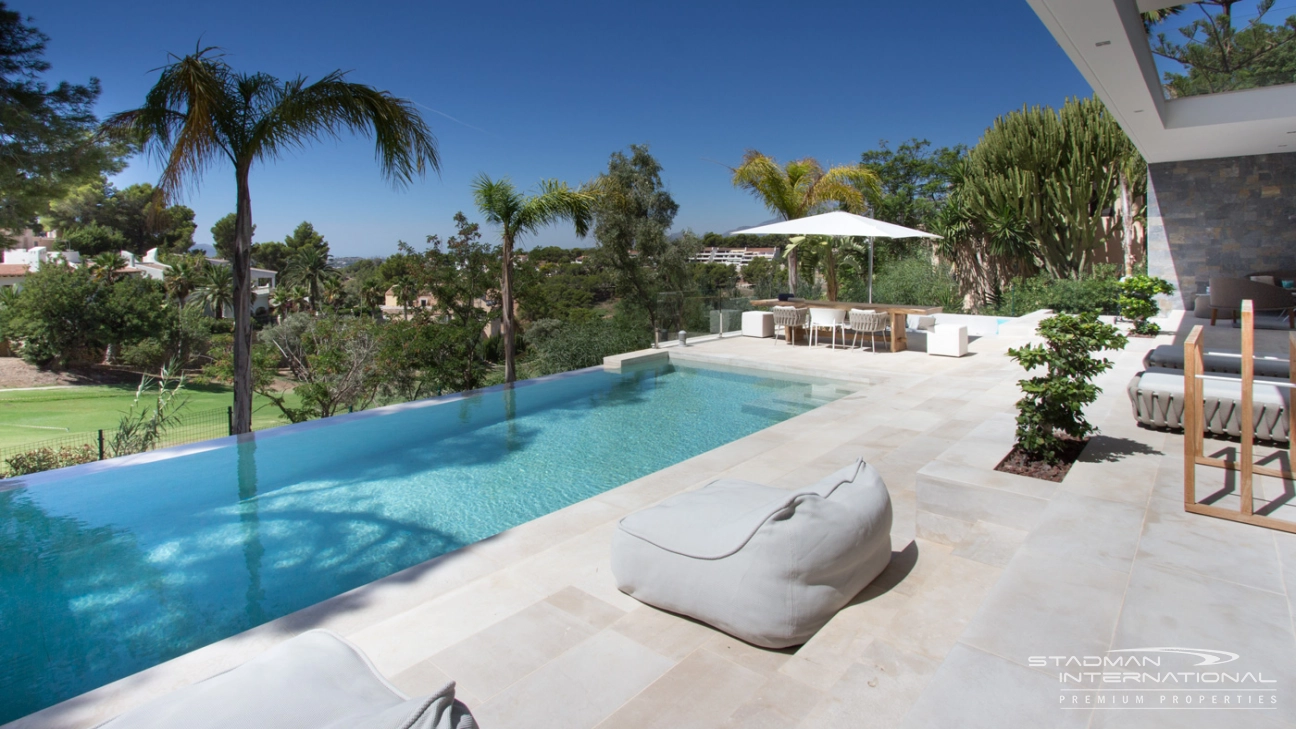 Schöne, moderne Villa mit direktem Blick auf den Don-Cayo-Golfplatz in Altea La Vella