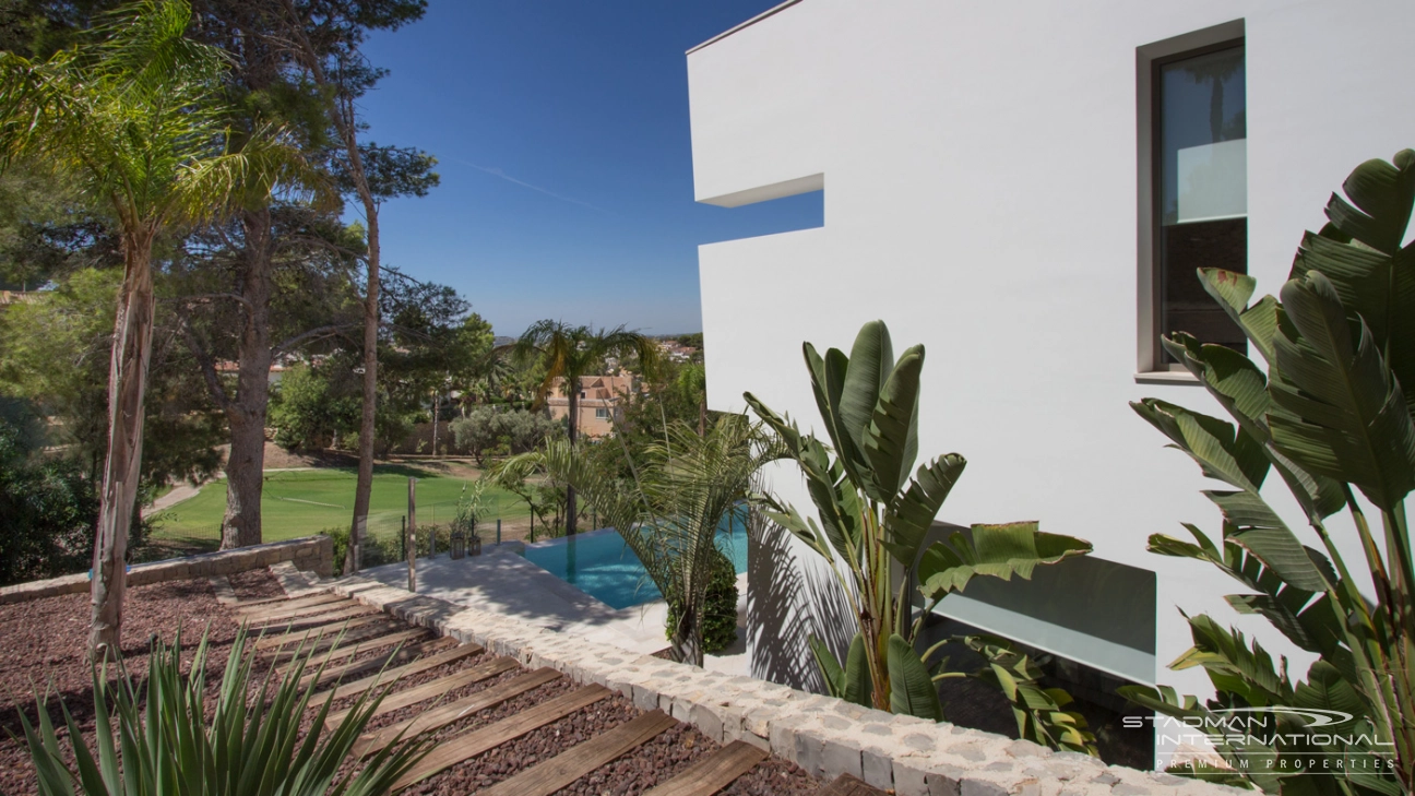 Prachtige Moderne Villa Eerstelijns aan de Don Cayo Golfbaan in Altea La Vella