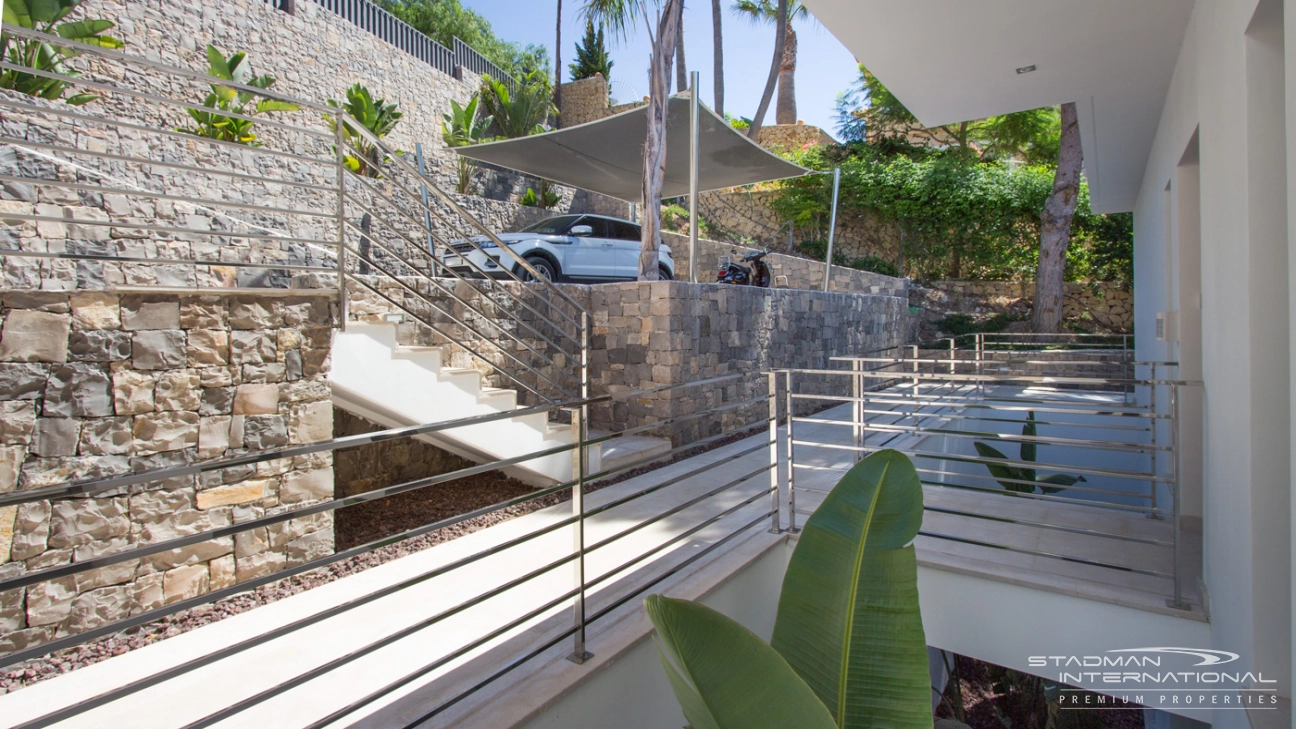 Schöne, moderne Villa mit direktem Blick auf den Don-Cayo-Golfplatz in Altea La Vella