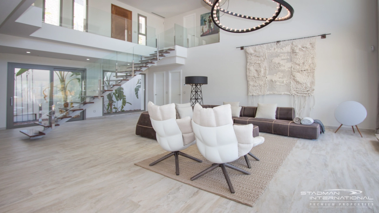 Magnifique Villa Moderne donnant Directement sur le Parcours de Golf Don Cayo à Altea La Vella
