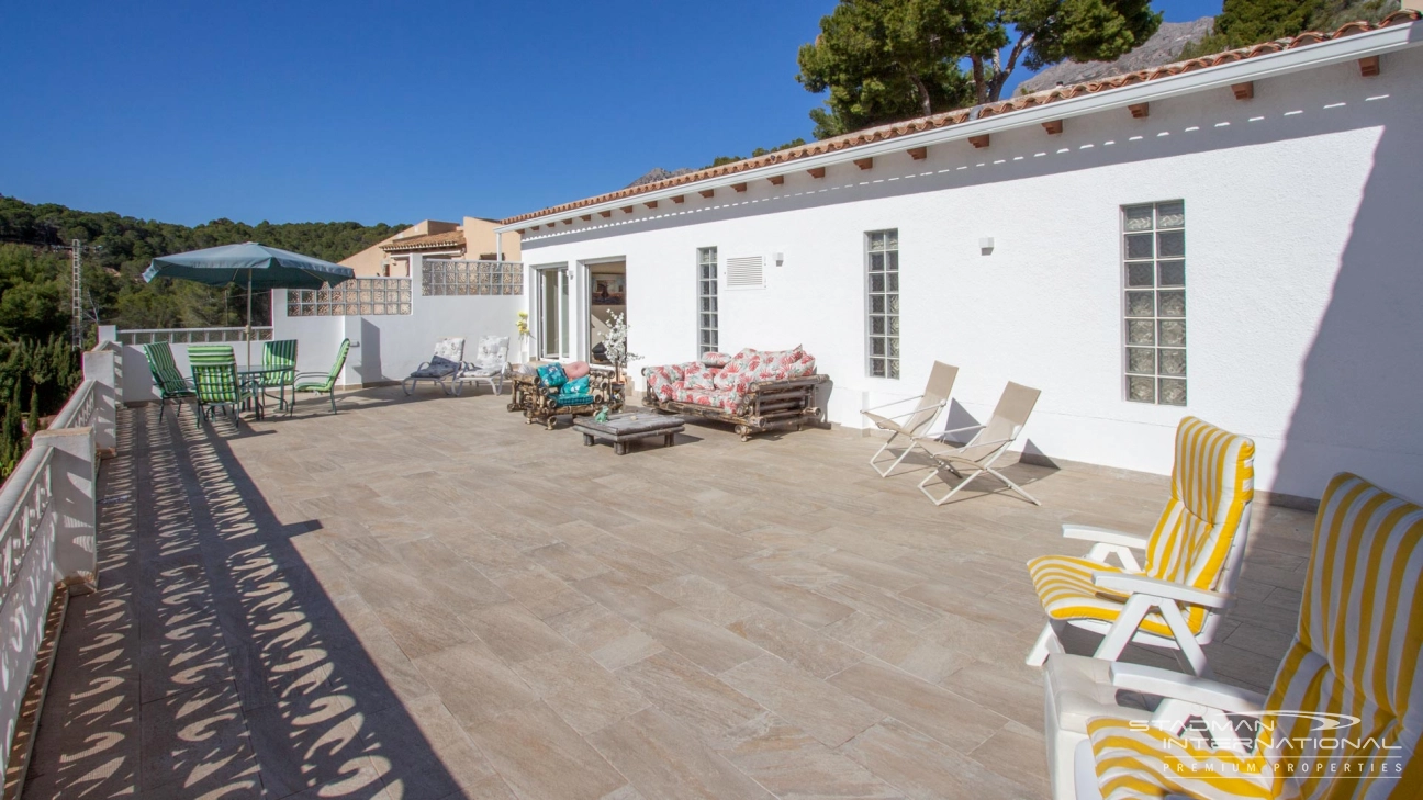South Facing Villa with Indoor Pool in Altea La Vella
