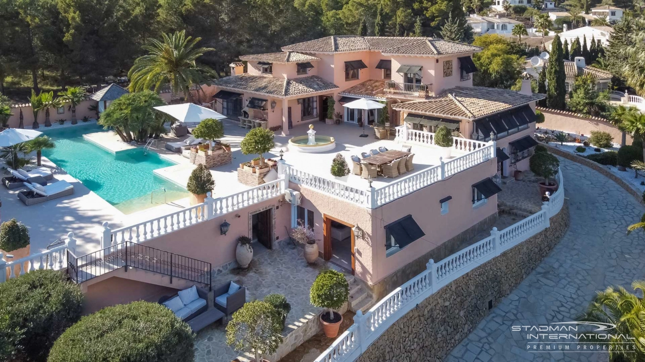 Elegant Villa with Extraordinary Outdoor Area