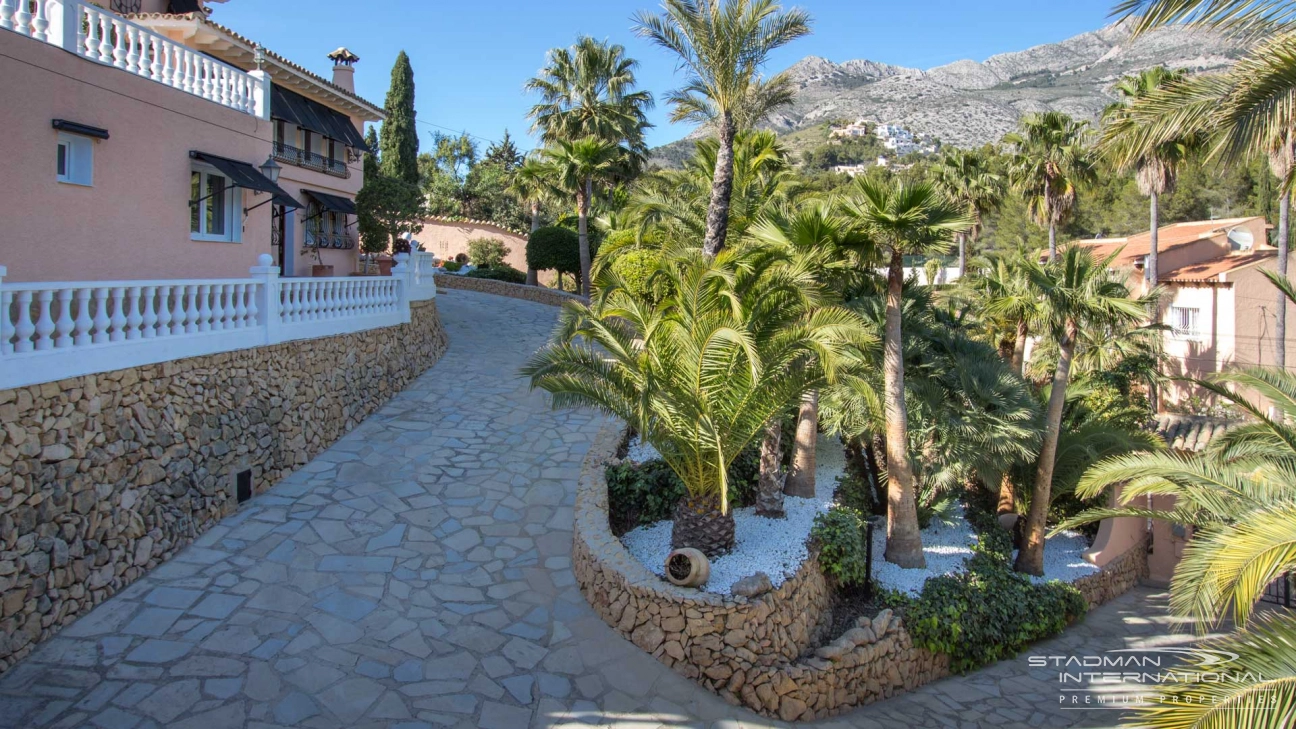 Elegant Villa with Extraordinary Outdoor Area